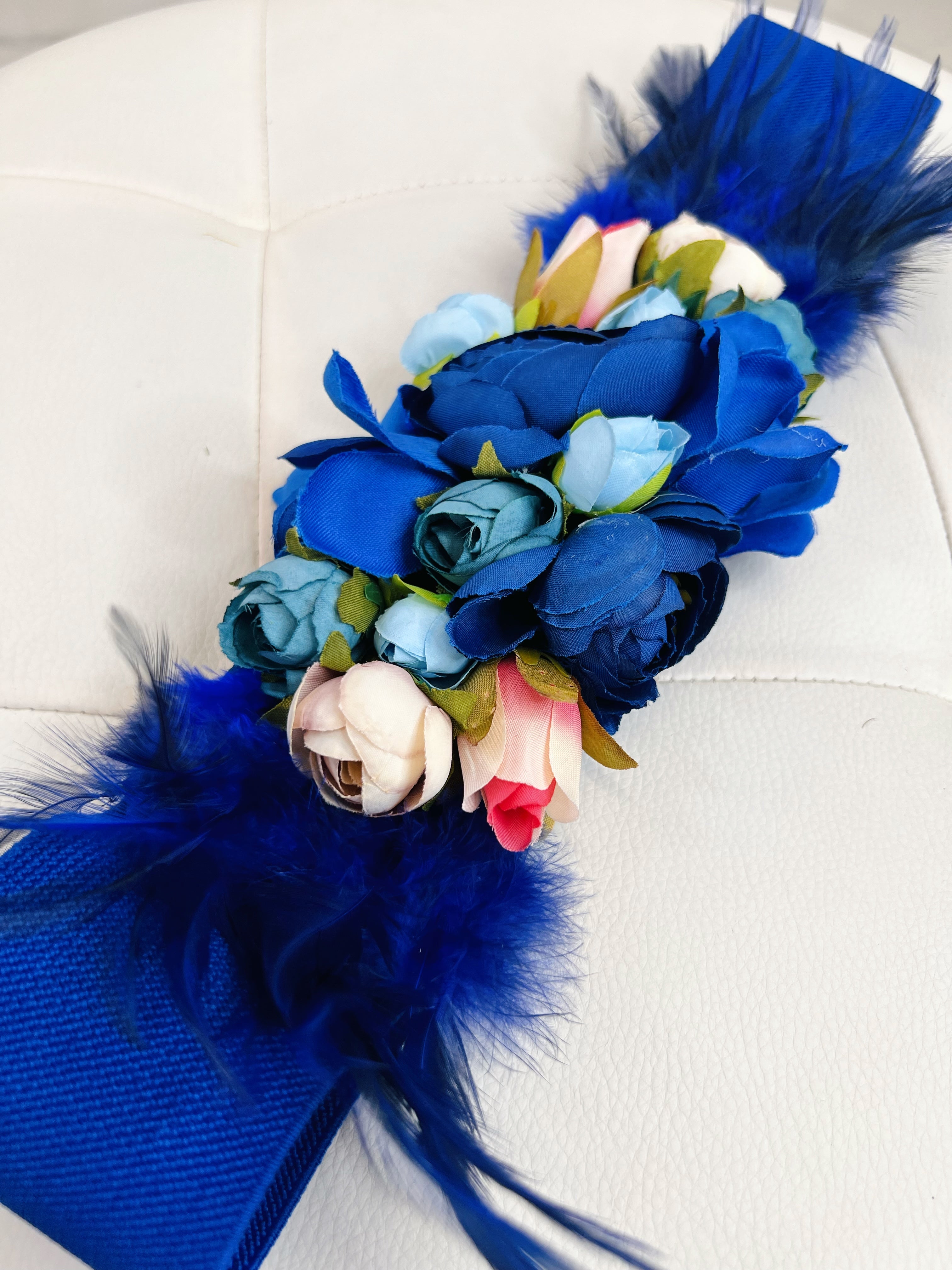 Cinturón floral con plumas goma